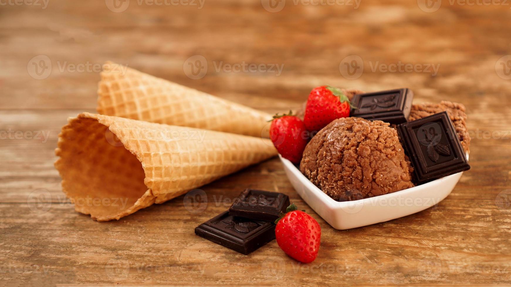 gelato al cioccolato in una ciotola. dolce decorato con cioccolato foto