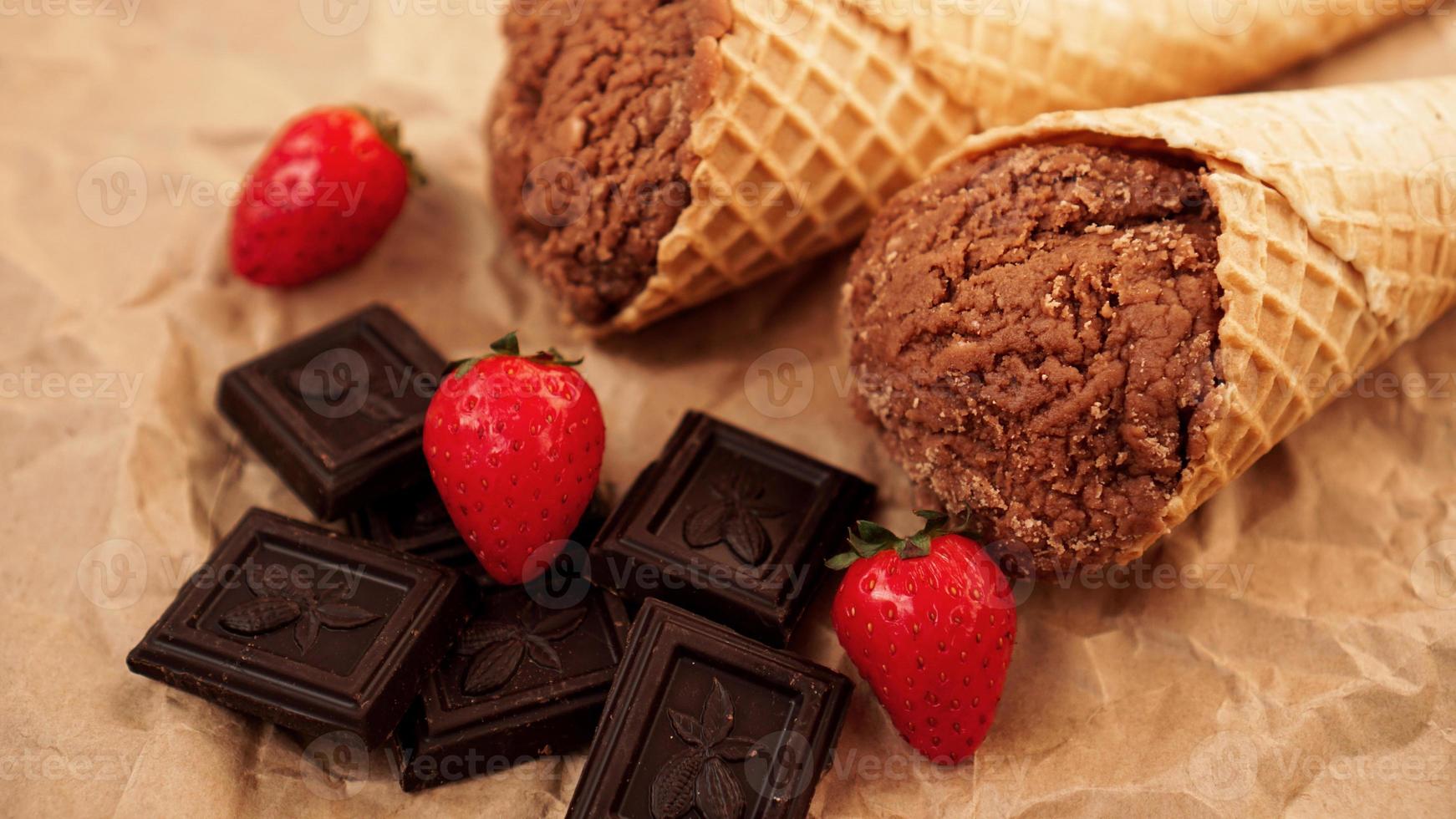 gelato al cioccolato in un cono di cialda su sfondo di carta artigianale foto