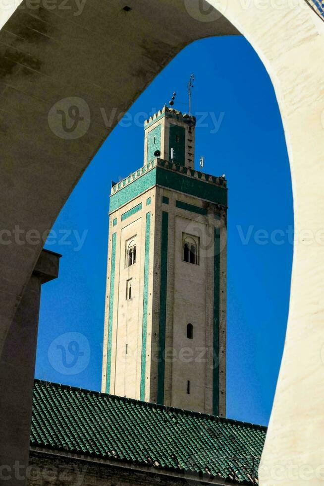 Visualizza di un' Torre attraverso un arcata foto