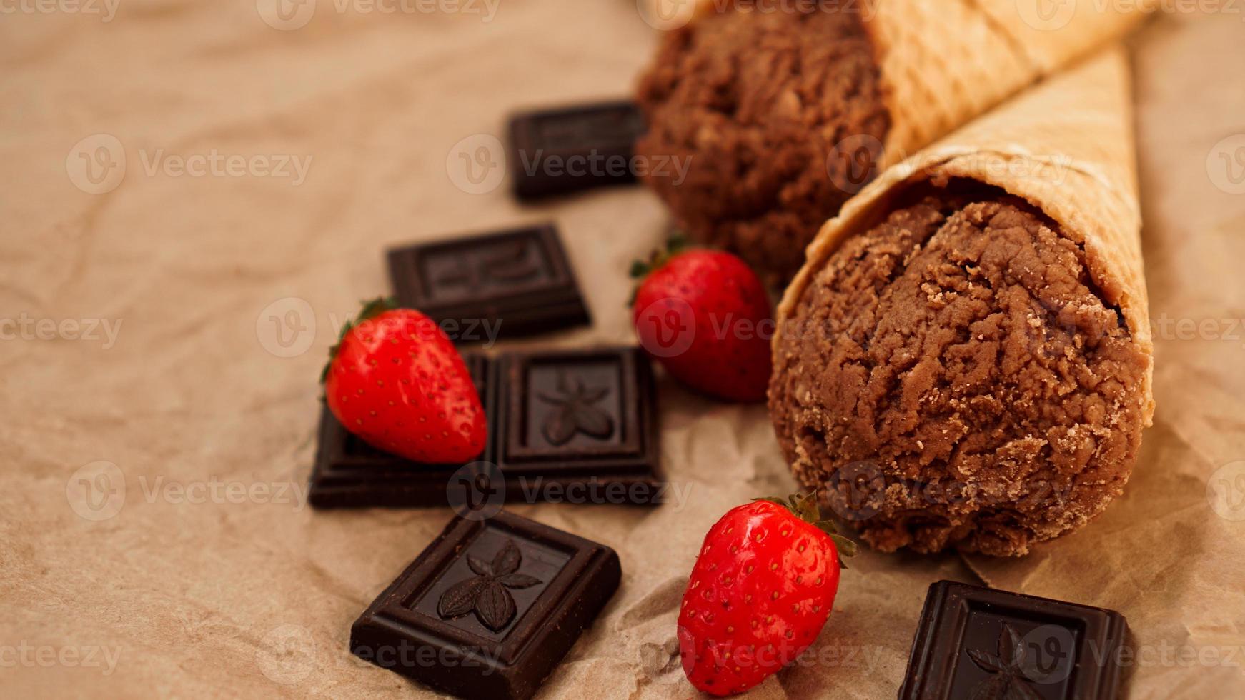 gelato al cioccolato in un cono di cialda su sfondo di carta artigianale foto