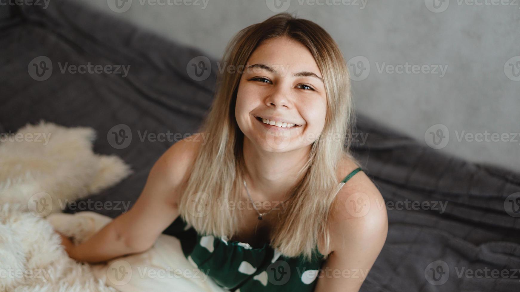 bella bionda sorridente in pigiama verde. buongiorno concetto foto