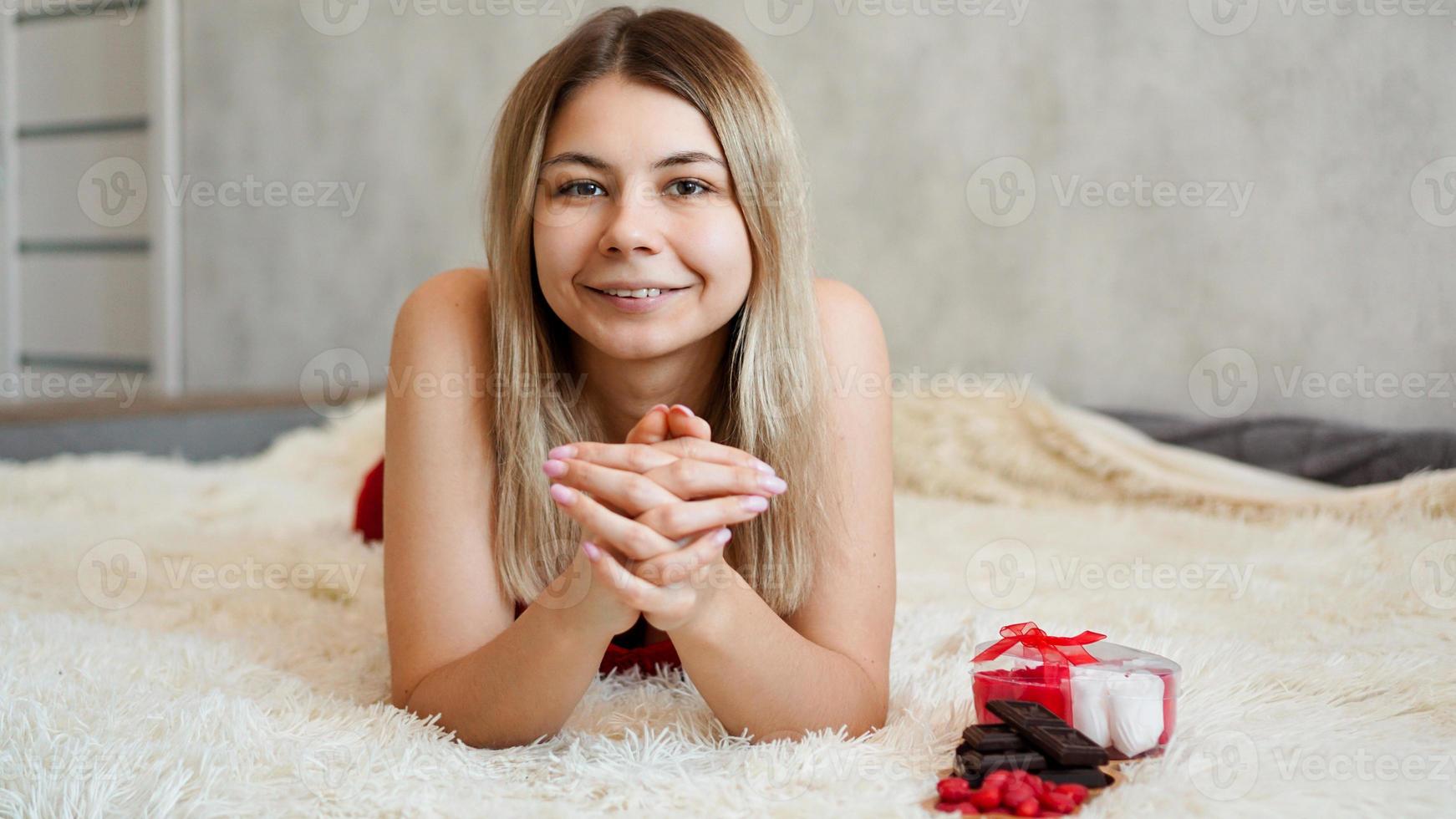 romanticismo, concetto di regali di San Valentino. bella donna bionda sul divano. foto