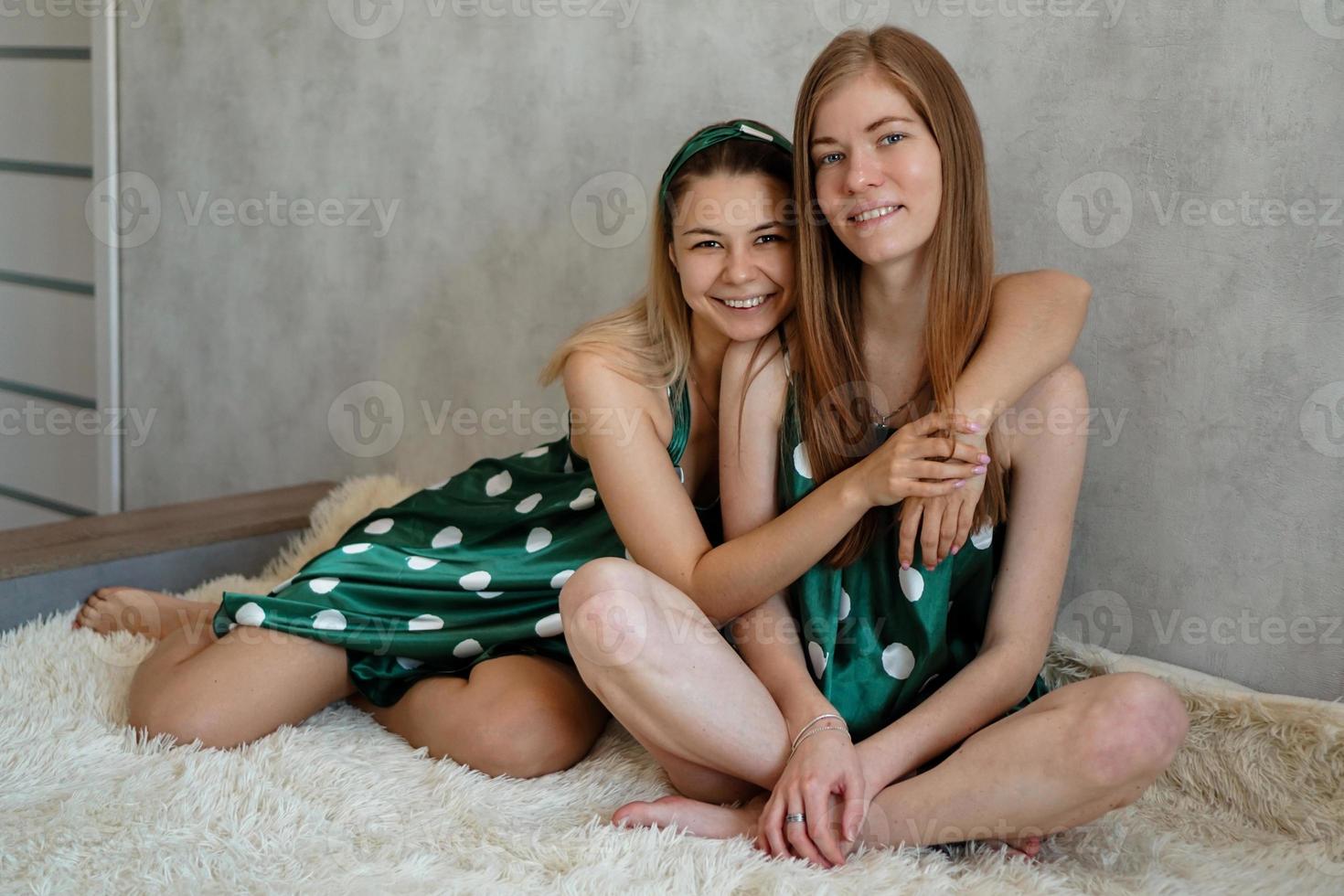 stile di vita, concetto di amicizia - due belle ragazze vestite in pigiama foto