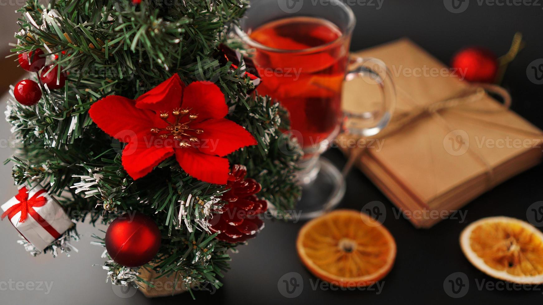 composizione di natale. decorazione festiva di natale su sfondo nero foto