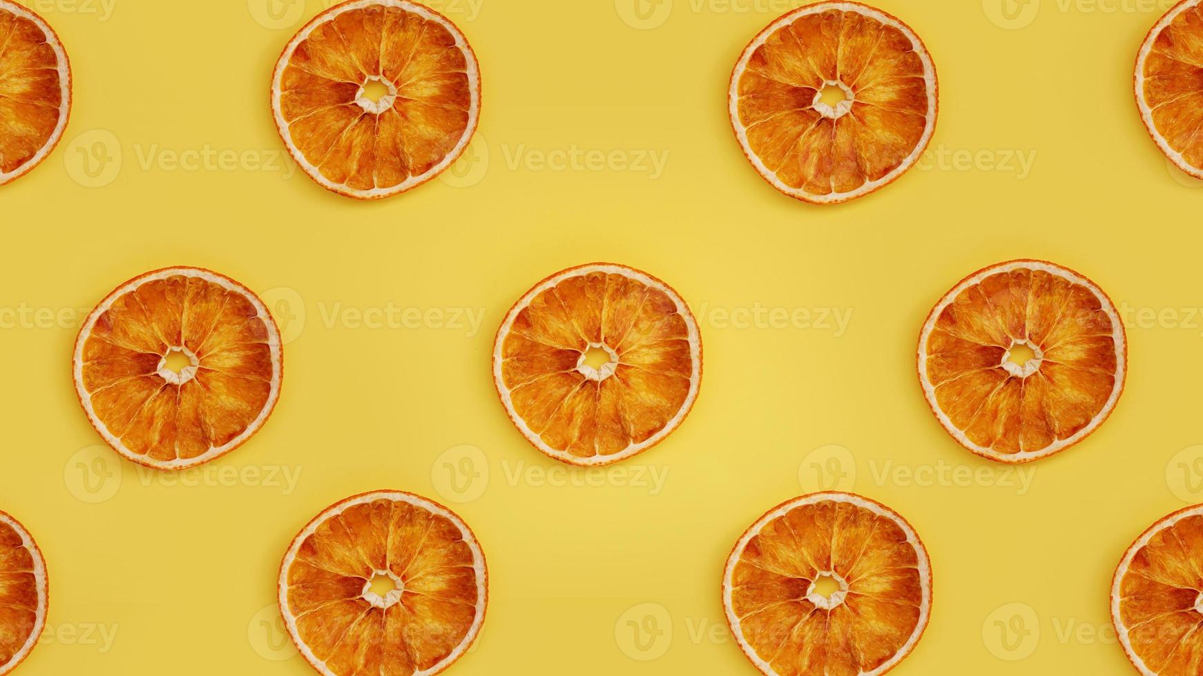 arancia essiccata su sfondo giallo. foto