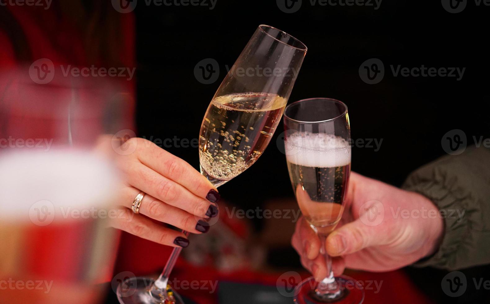 concetto di incontri - primo piano di bicchieri di champagne foto