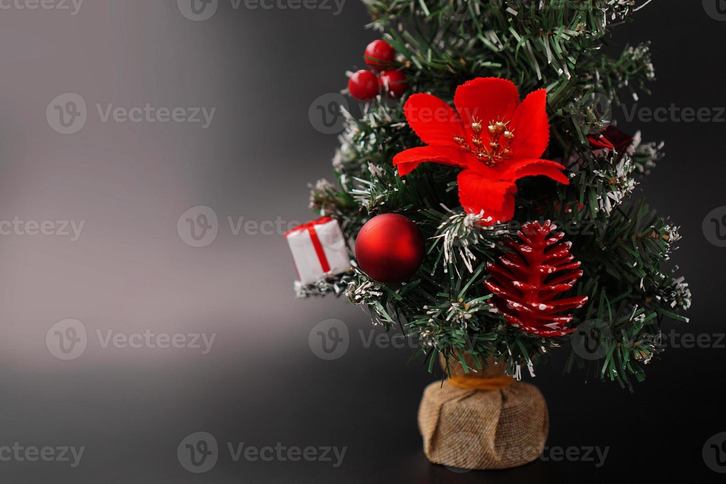 albero artificiale decorato di natale e capodanno foto