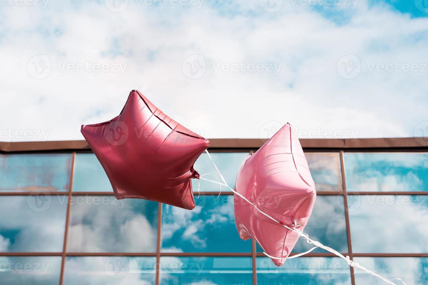 palloncini rosa come stelle nel cielo azzurro foto