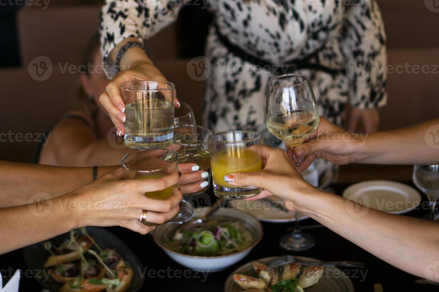 gruppo di amici che si godono l'aperitivo al bar foto