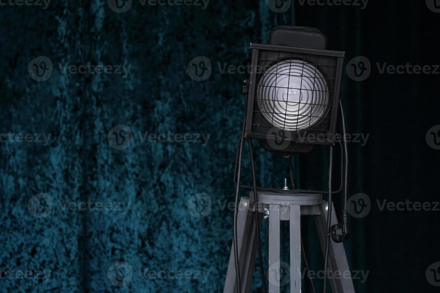 apparecchiature di illuminazione per studio fotografico su sfondo nero e blu foto