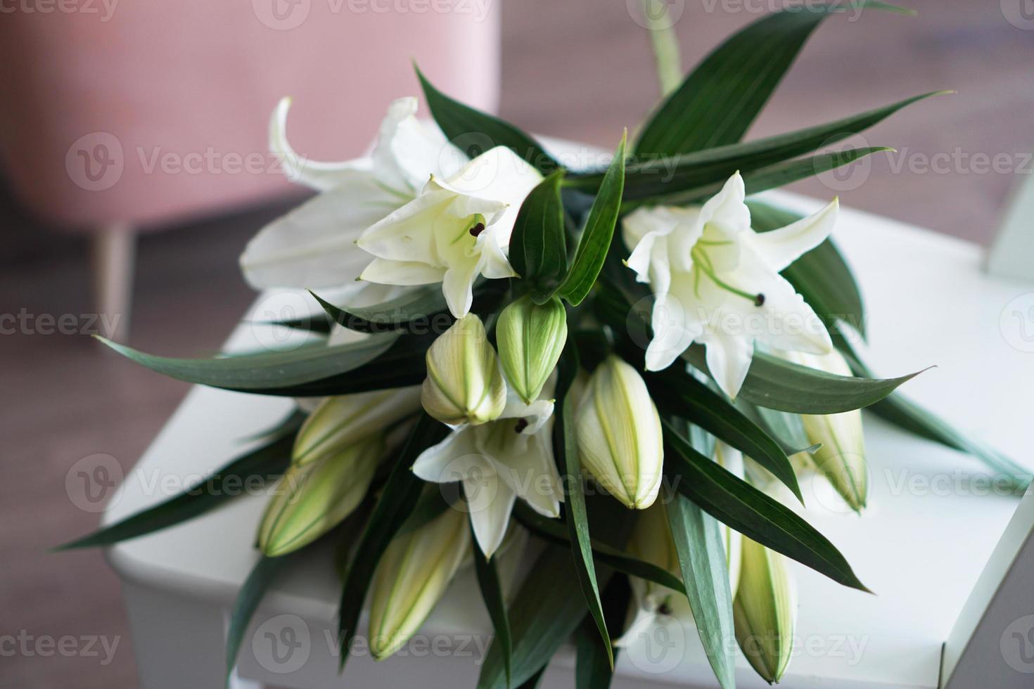 bouquet di giglio sullo sfondo di interni bianco-rosa foto