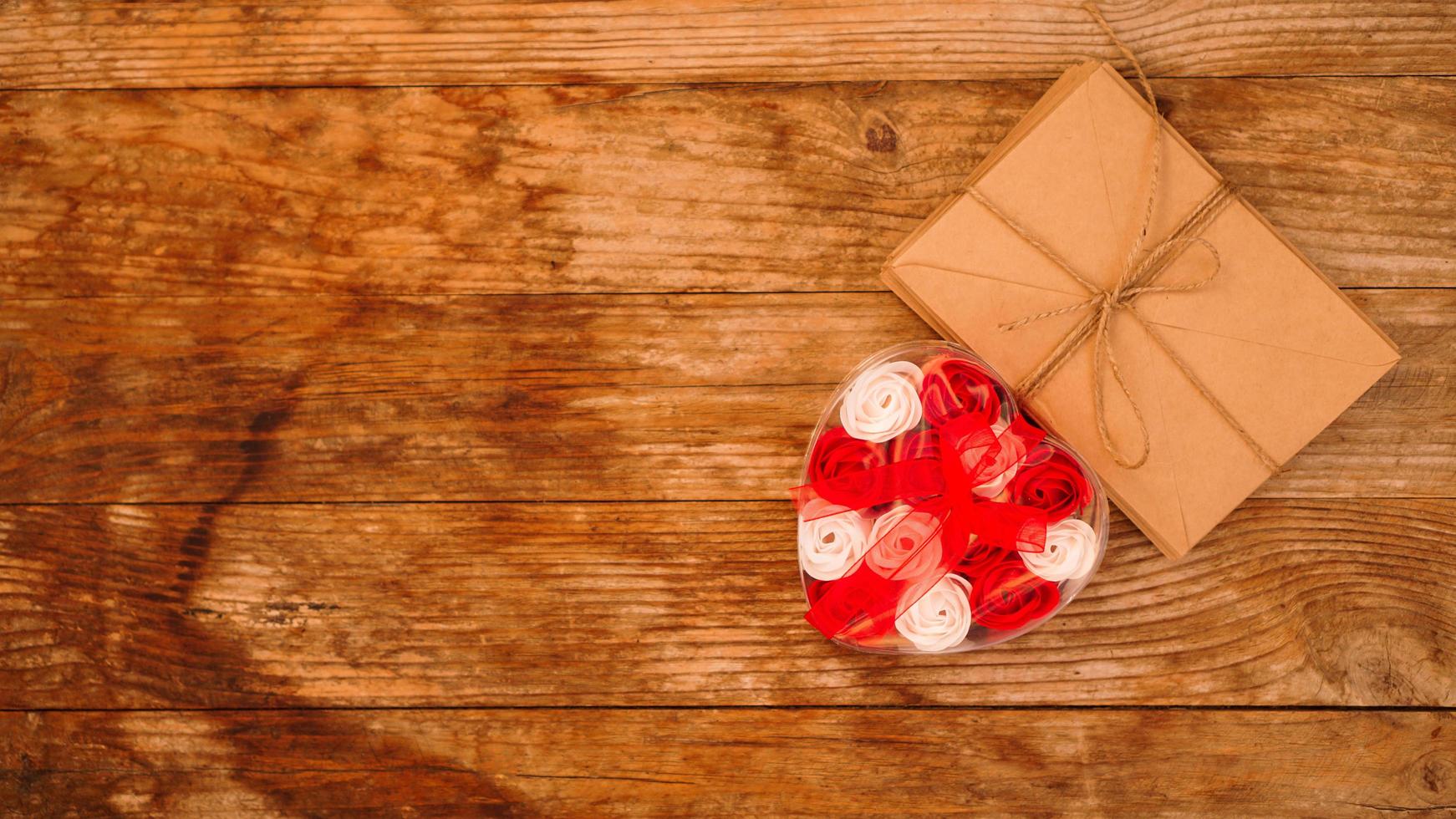 lettere in buste di carta artigianale e un regalo di rose foto