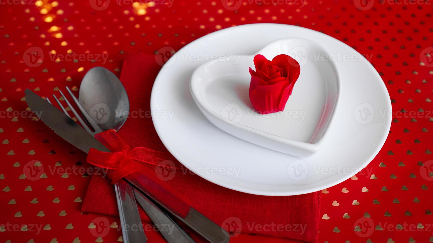 decorazione romantica della tavola delle vacanze - sfondo rosso foto