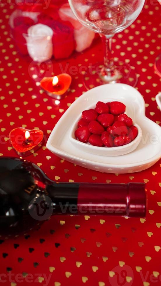 San Valentino. bottiglia di vino, bicchieri, rose rosse foto