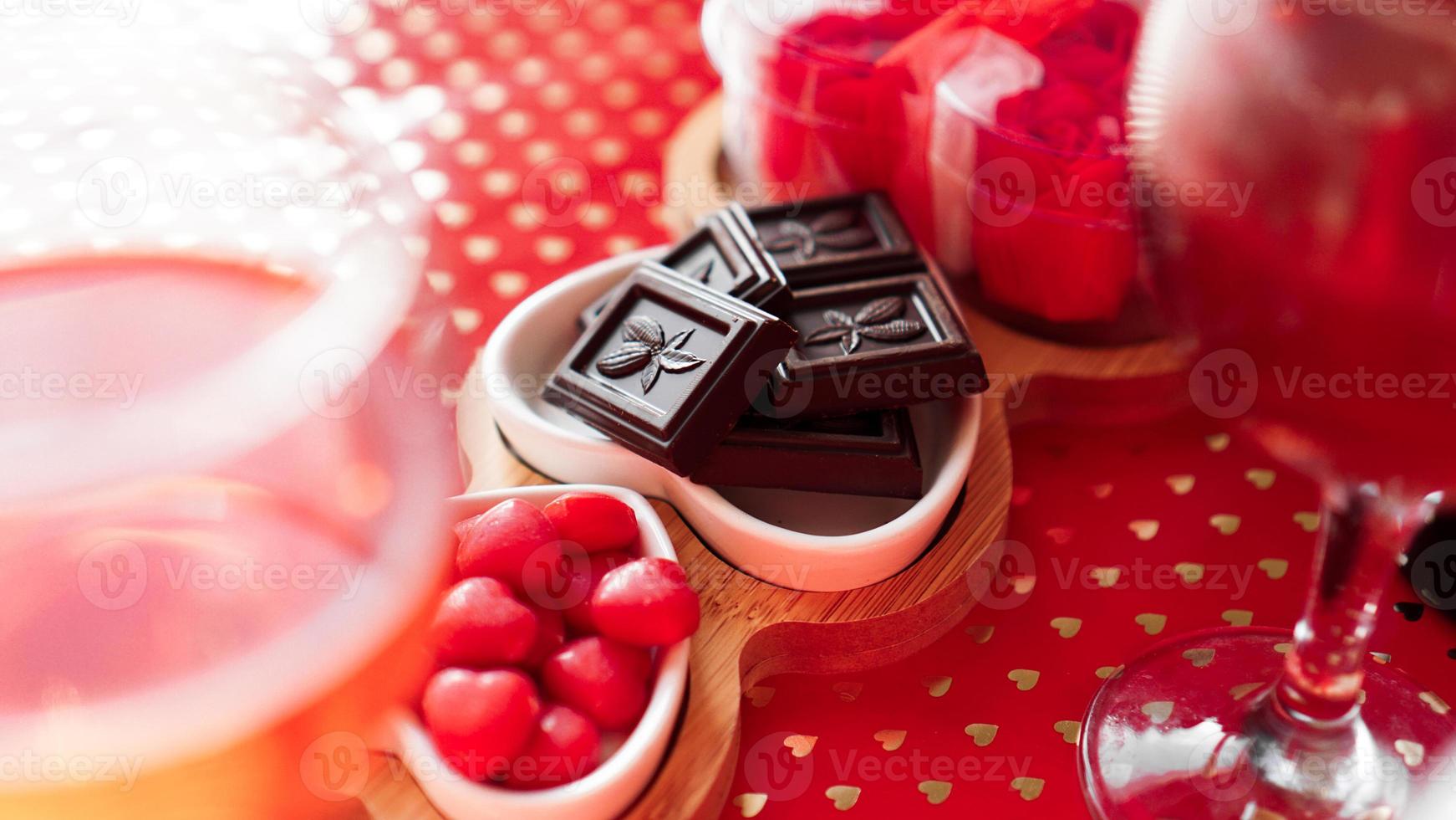 cioccolatini e dolci su piatti a forma di cuore foto