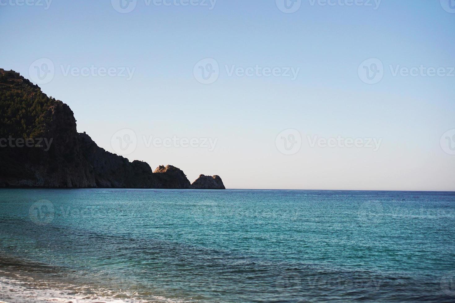 spiaggia di cleopatra, alanya turchia. mare e monti foto