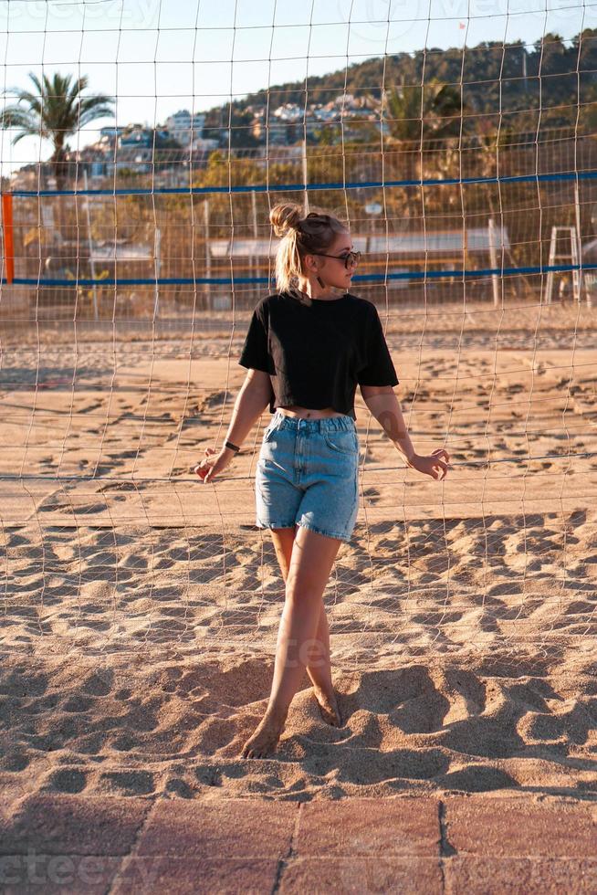 ritratto di donna attraente vicino alla rete da pallavolo foto