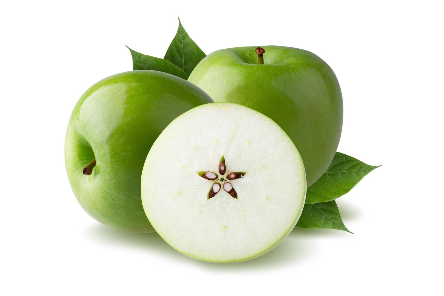 mela verde con foglia verde e fetta tagliata con semi isolati su sfondo bianco foto