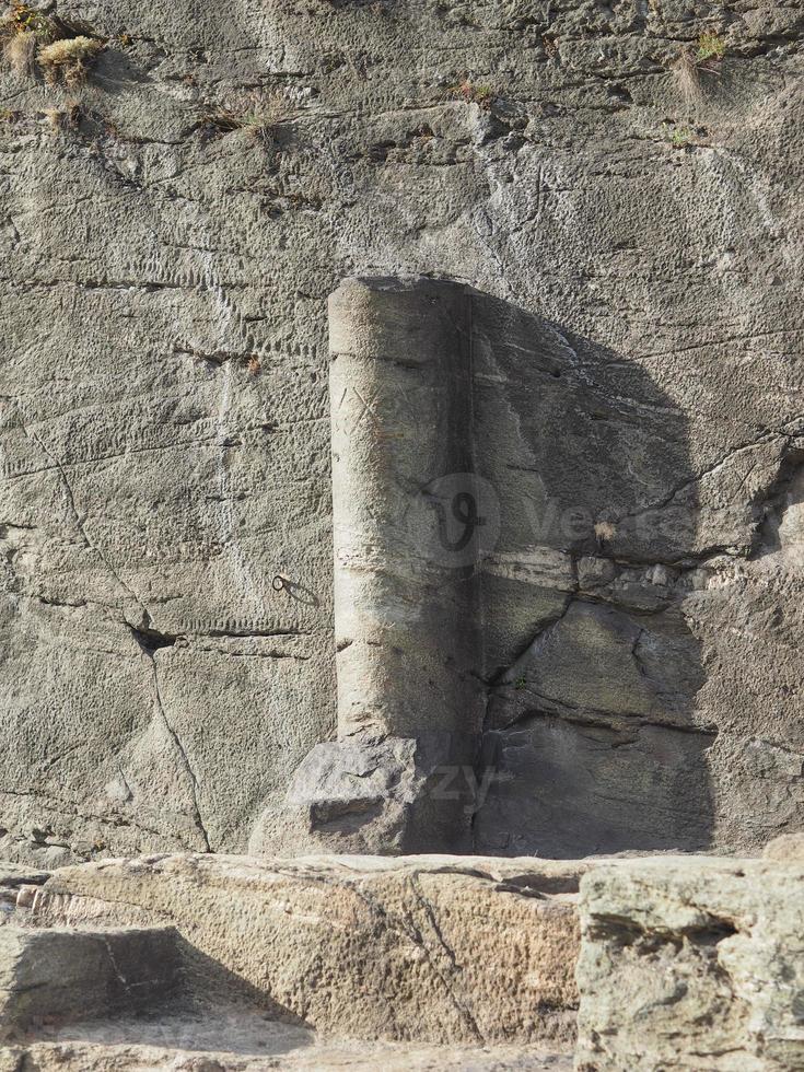 antica pietra miliare della strada romana a donnas foto