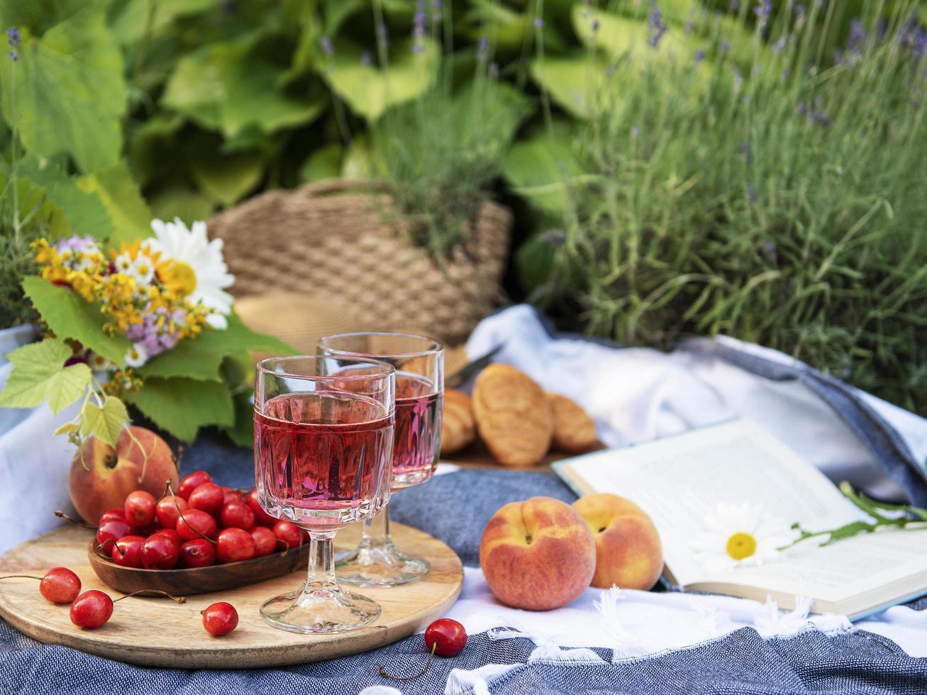 set per picnic su coperta in campo di lavanda foto