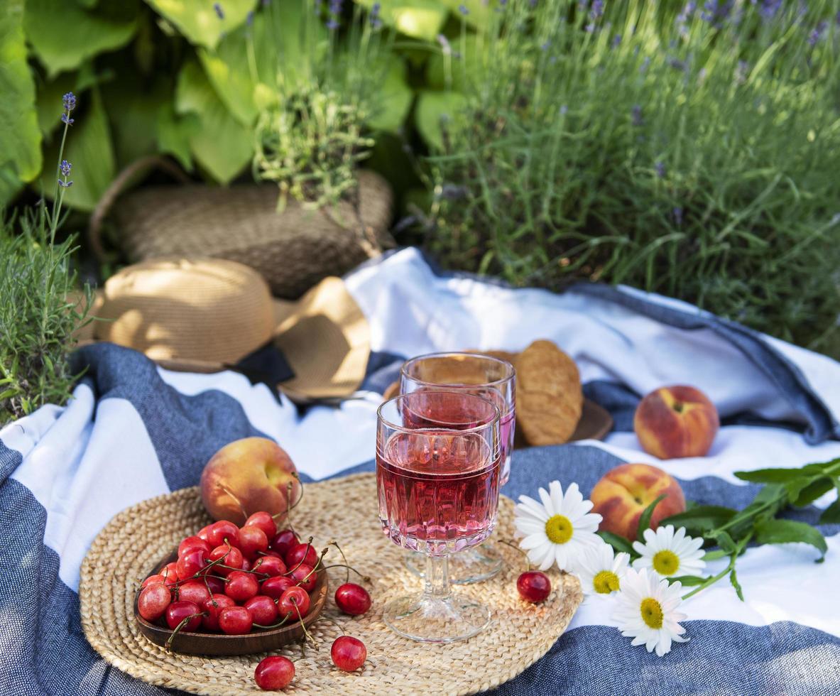 set per picnic su coperta in campo di lavanda foto