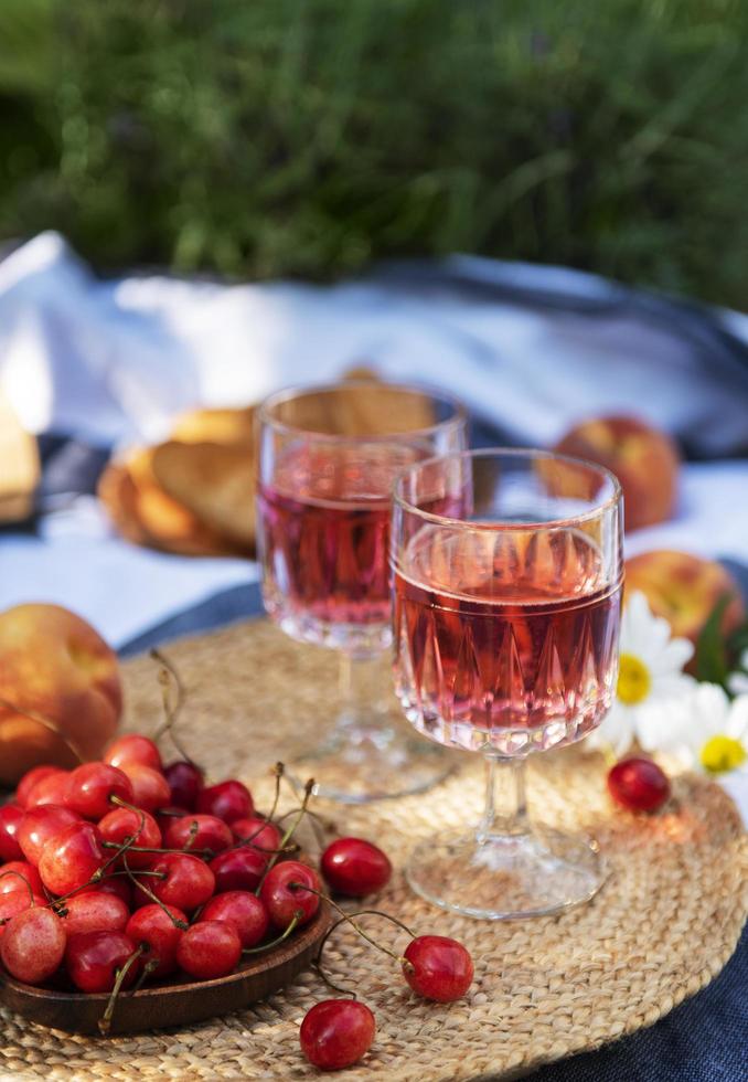 set per picnic su coperta in campo di lavanda foto