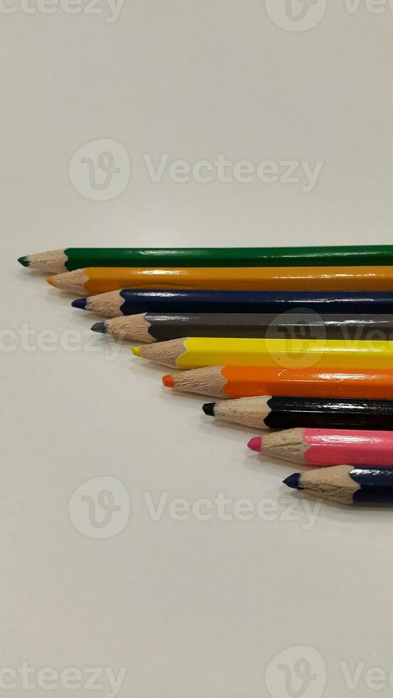 colore matite. impostato di colorato matite per disegno foto