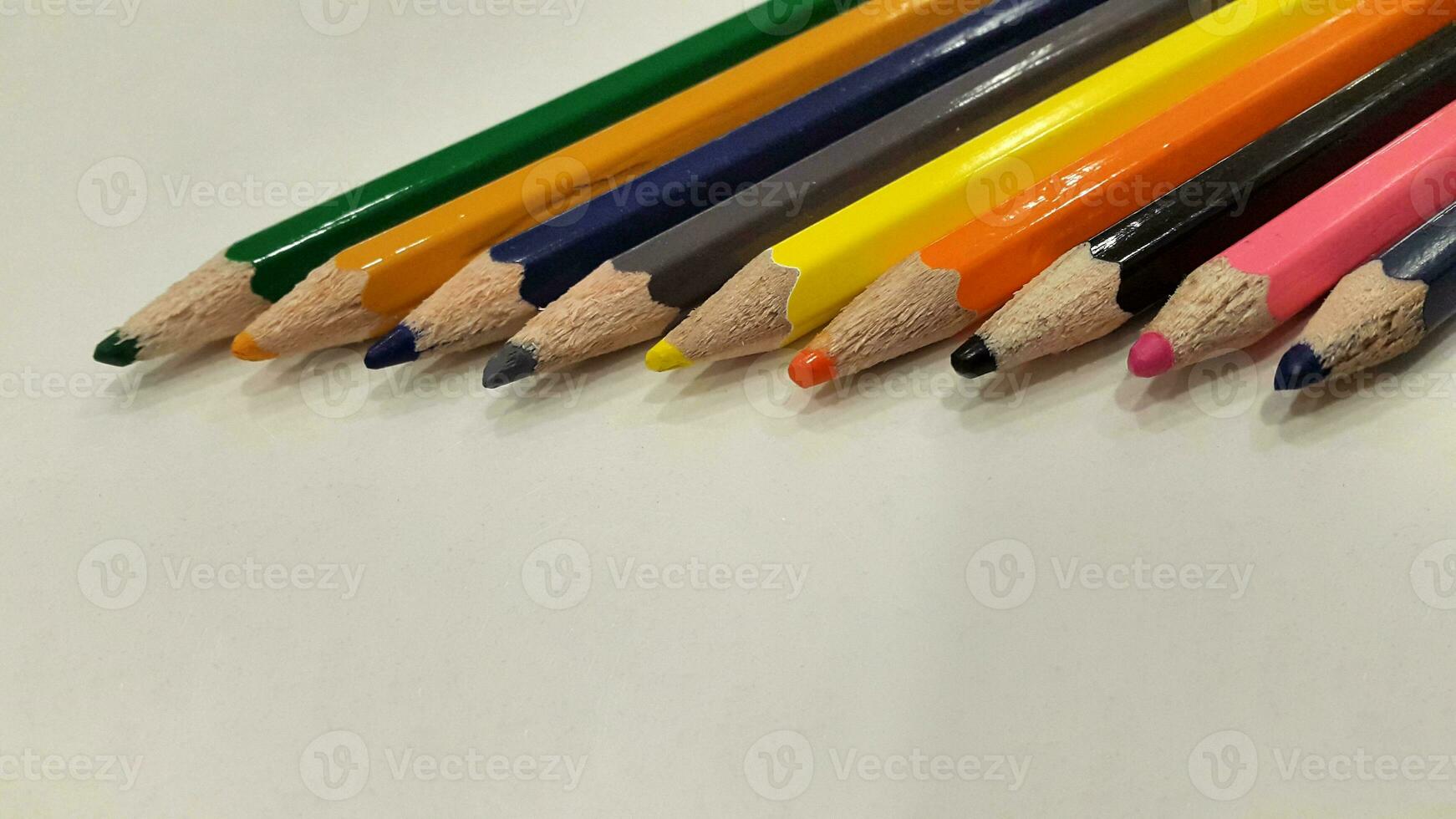 colore matite. impostato di colorato matite per disegno foto