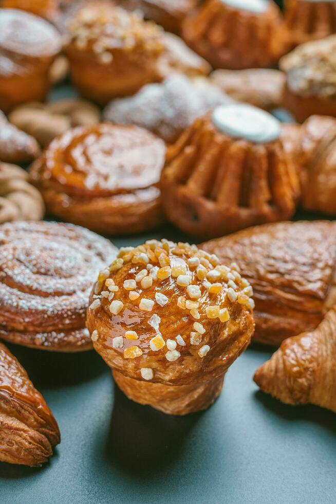 avvicinamento di un' gruppo di dolce pasticcini su un' buio sfondo foto