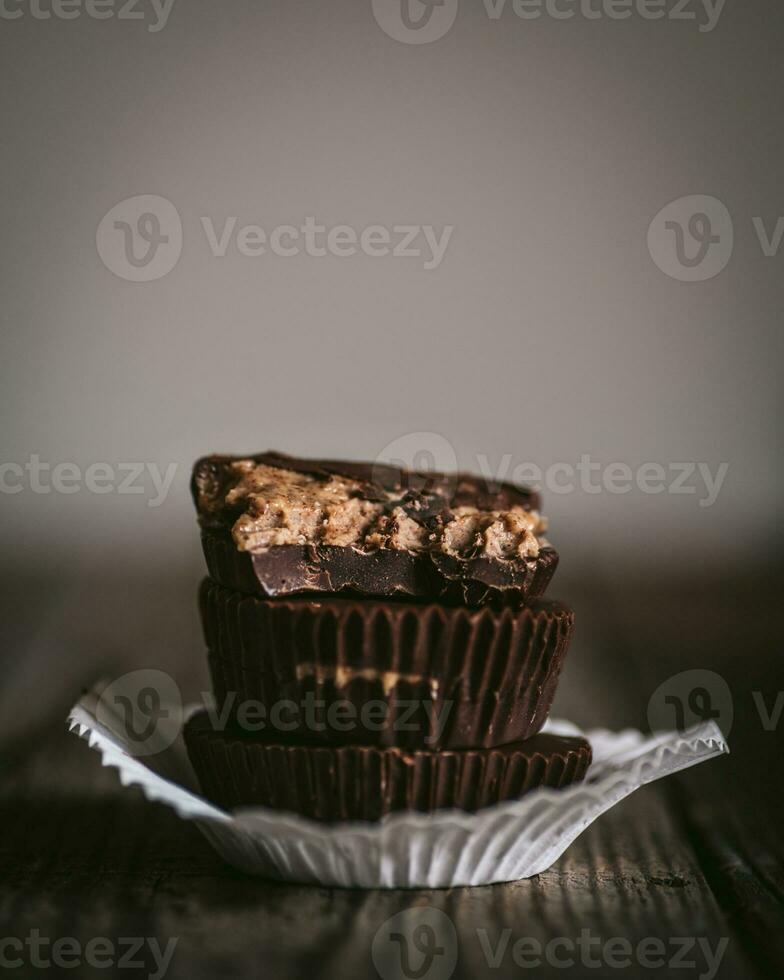 cioccolato barre su un' di legno sfondo. selettivo messa a fuoco. tonica. foto