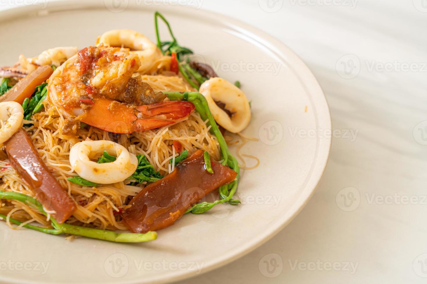 vermicelli di riso saltati in padella e mimosa d'acqua con mix di frutti di mare foto