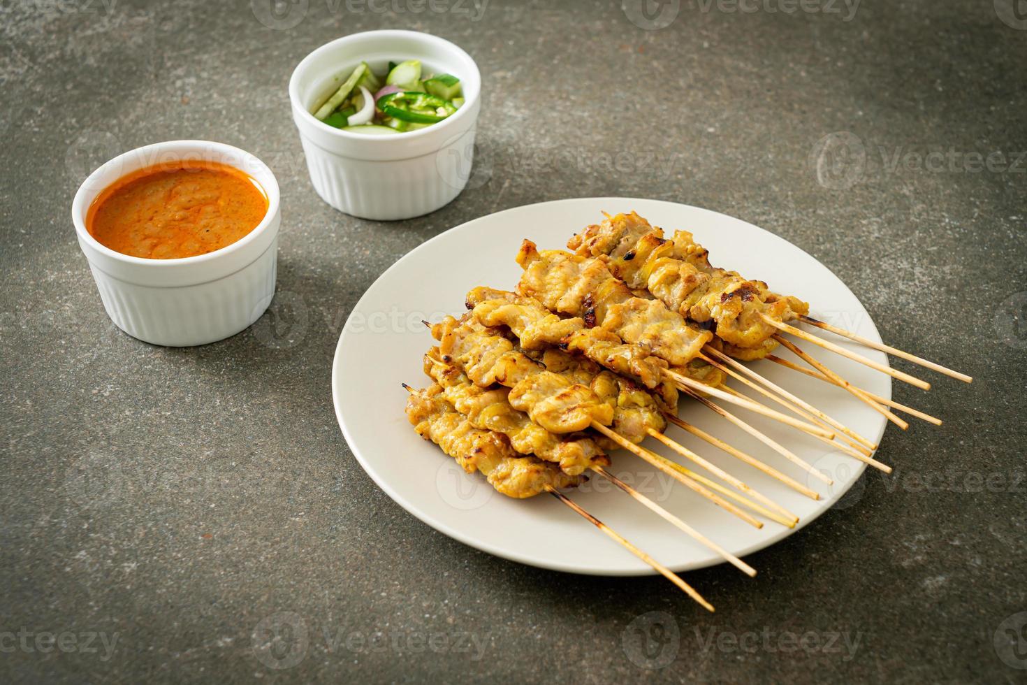 satay di maiale con salsa di arachidi foto