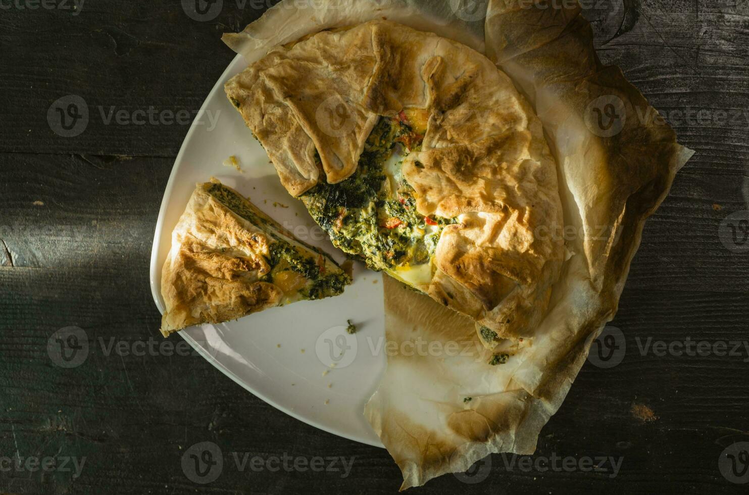 pasqualina torta salato crostata torta , italiano ricevuta, mangiare caldo o freddo. isolato , buio stile, alto sparo. foto