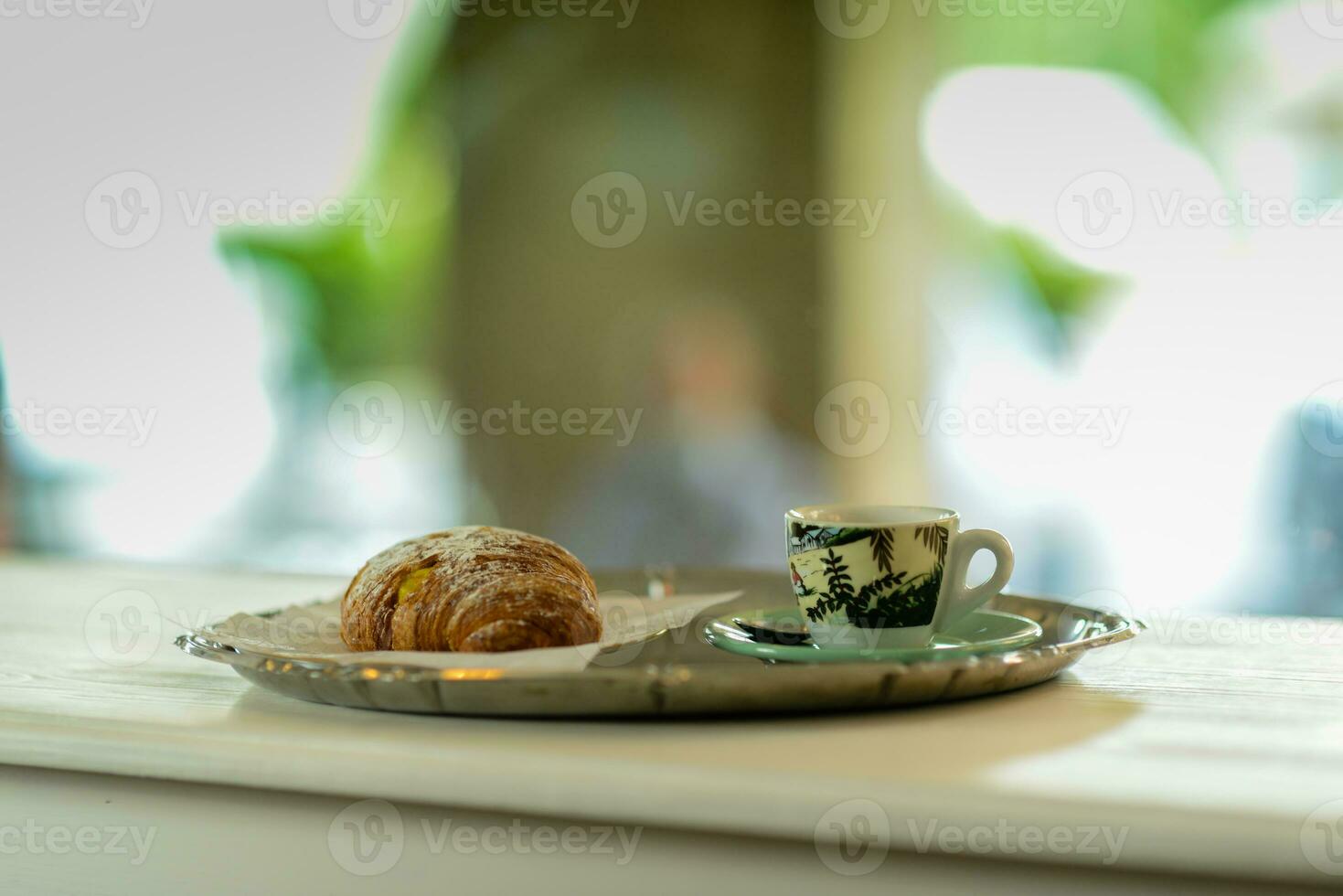 caffè espresso caffè, arancia succo. e crema pasticciera Pasticcino crema brioche a il bar per prima colazione. foto