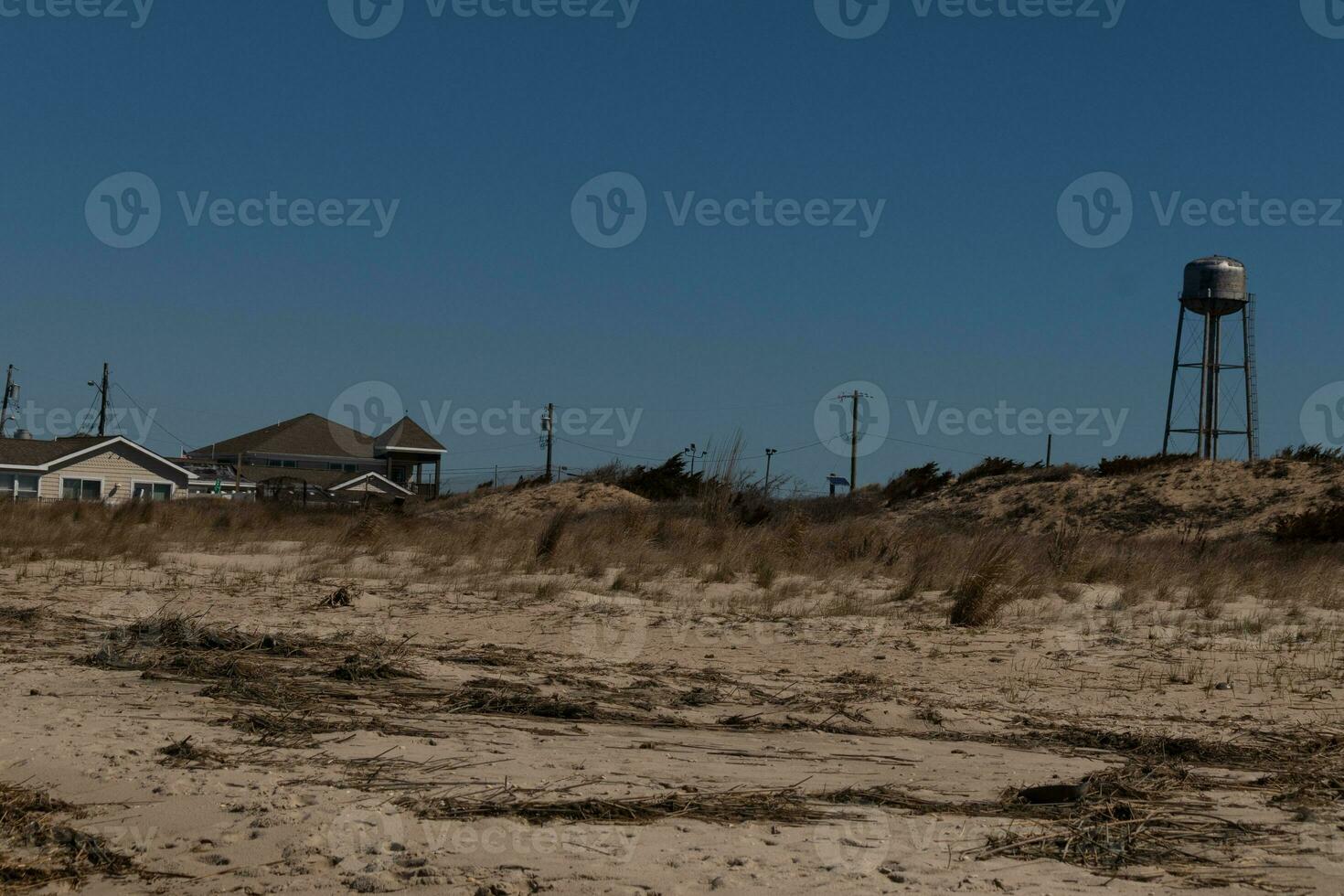 io amore il Guarda di Questo bellissimo spiaggia scena.. il mare detriti posare sparpagliato in giro con il bella sabbia tutti intorno a. il Marrone sabbia dune nel il sfondo con il acqua Torre e piccolo villaggio. foto