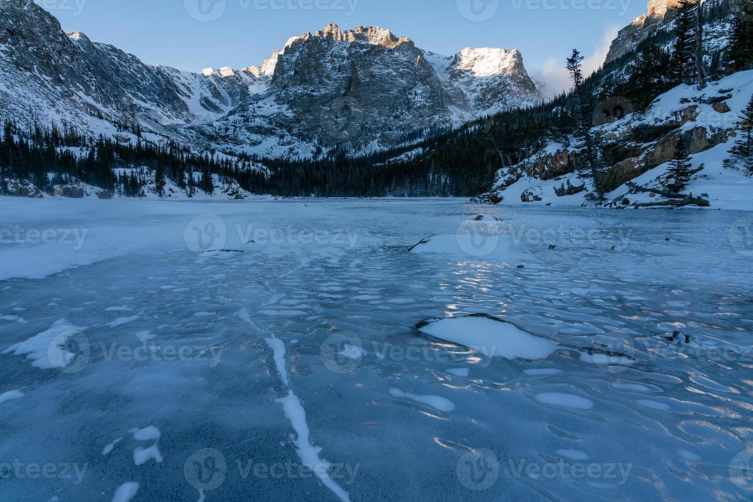 il lago in inverno - parco nazionale delle montagne rocciose foto