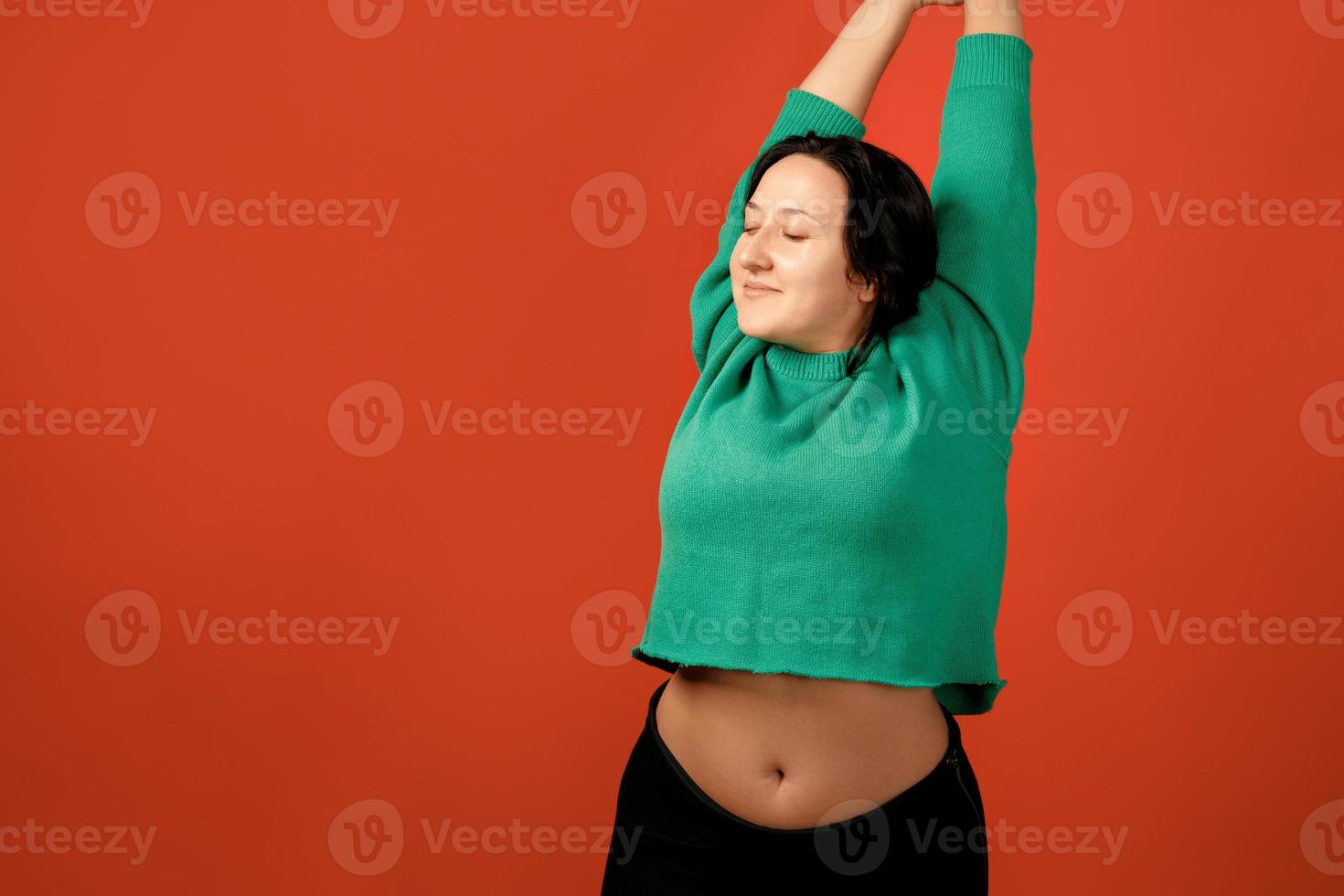 felice plus size donna positiva in studio foto