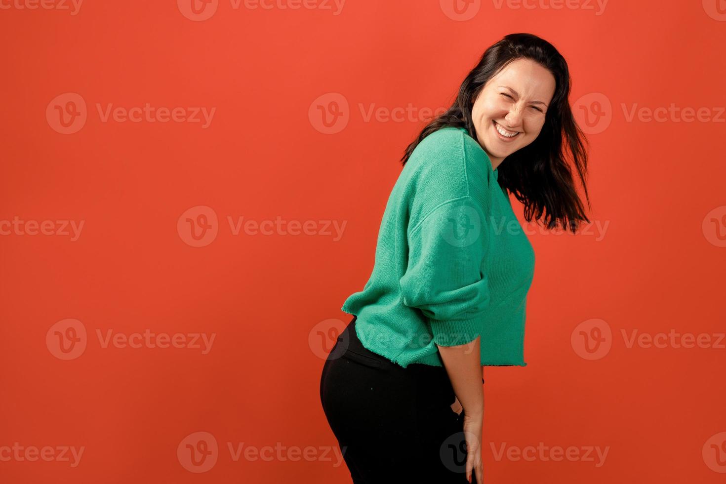 felice plus size donna positiva in studio foto