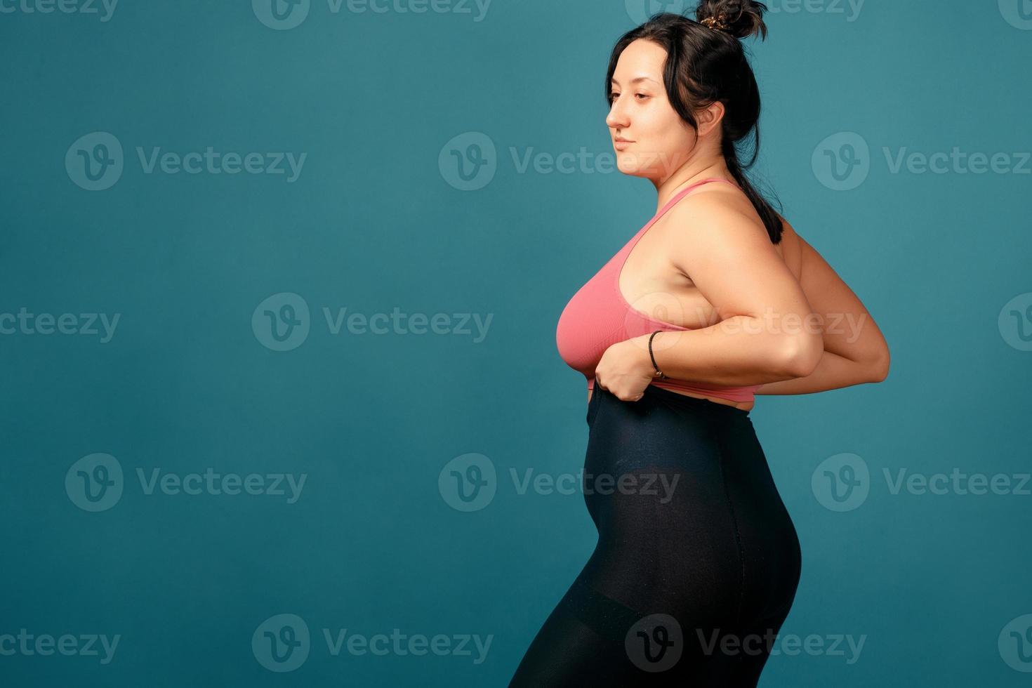 felice plus size donna positiva in studio foto