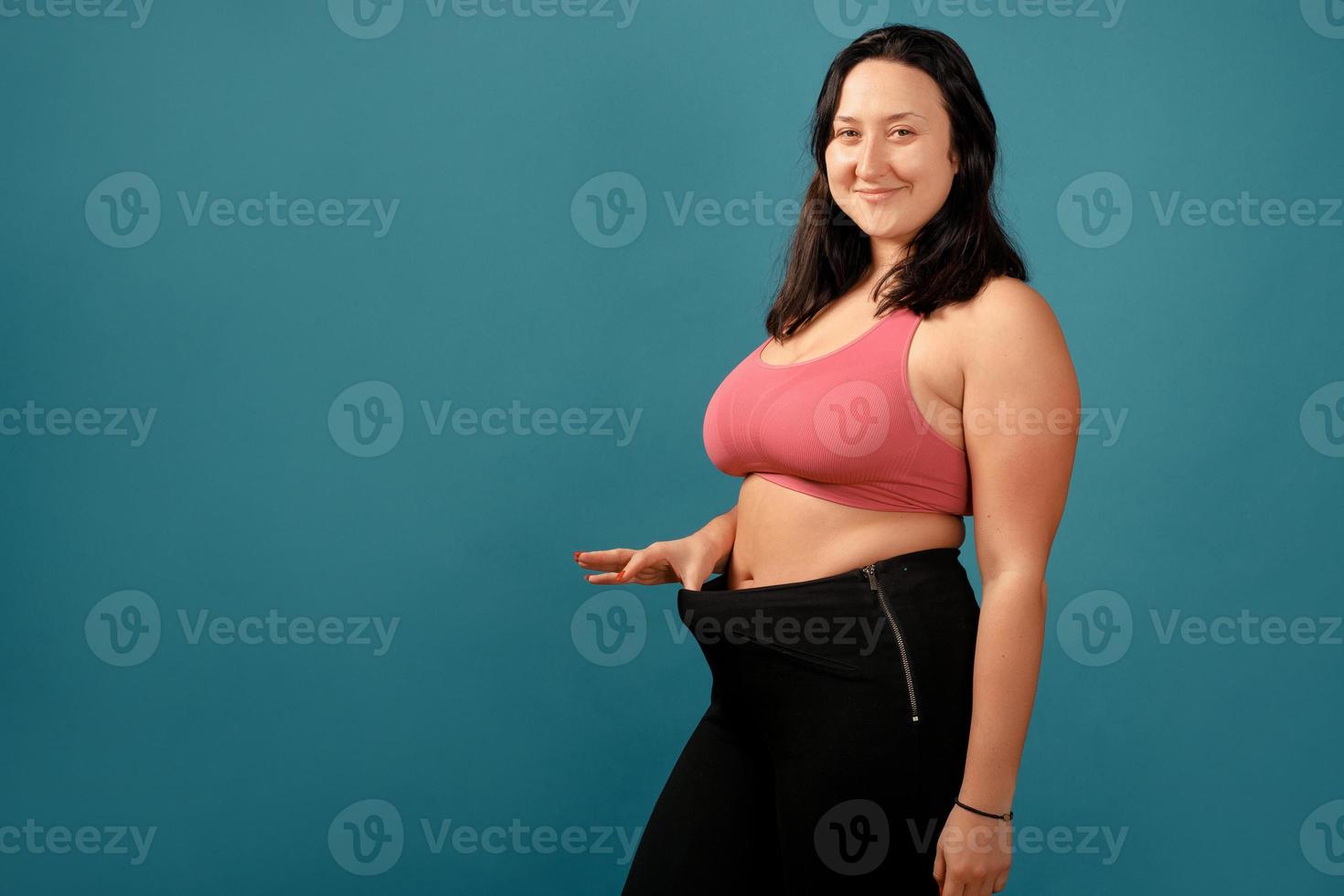 felice plus size donna positiva in studio foto