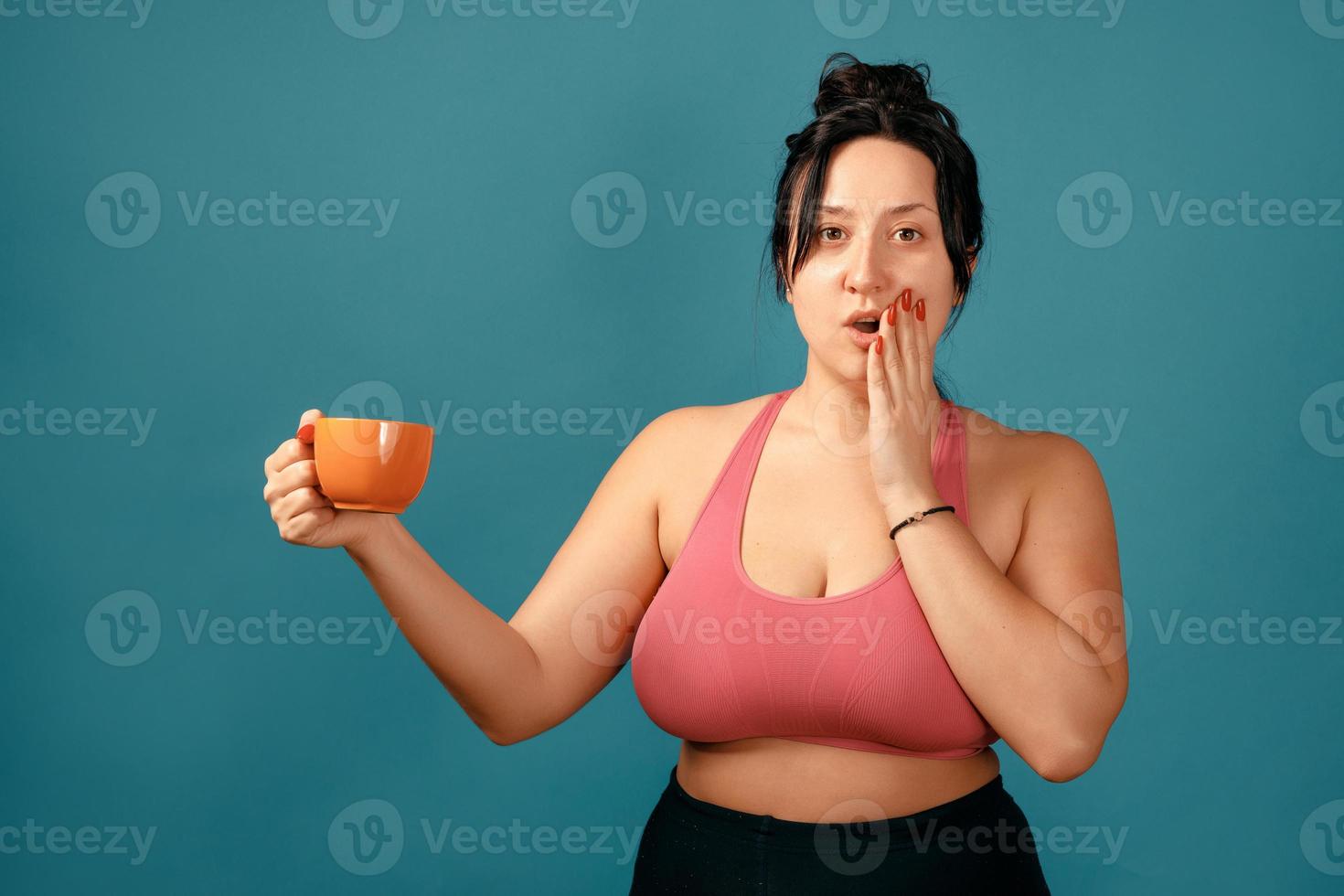 felice plus size donna positiva con tazza foto