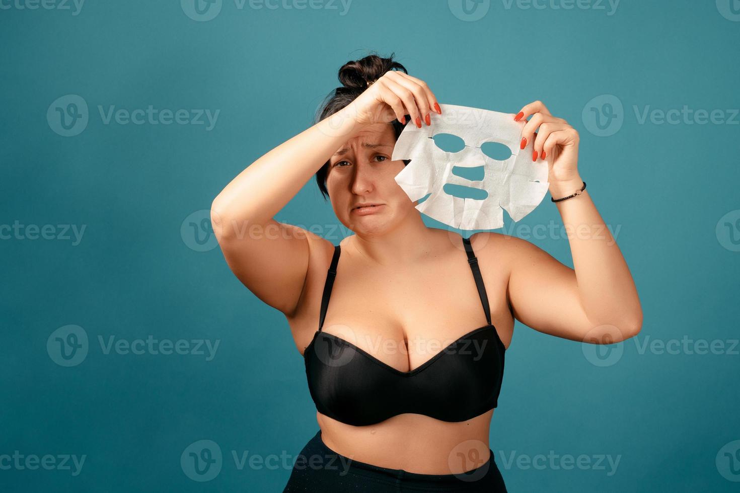 ragazza felice plus size che fa spaccatura completa. cura della pelle foto