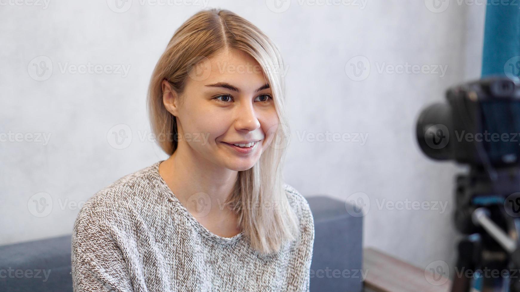 giovane e intelligente. bella giovane donna durante la registrazione di video foto