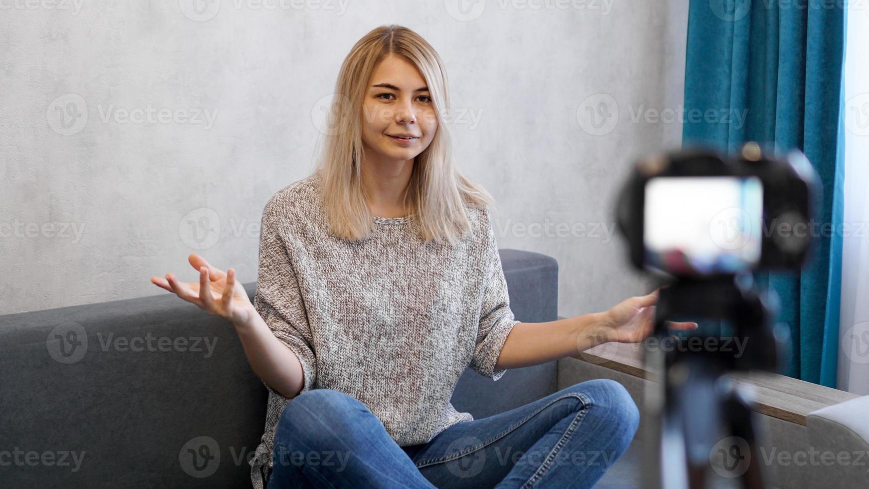 giovane e intelligente. bella giovane donna durante la registrazione di video foto