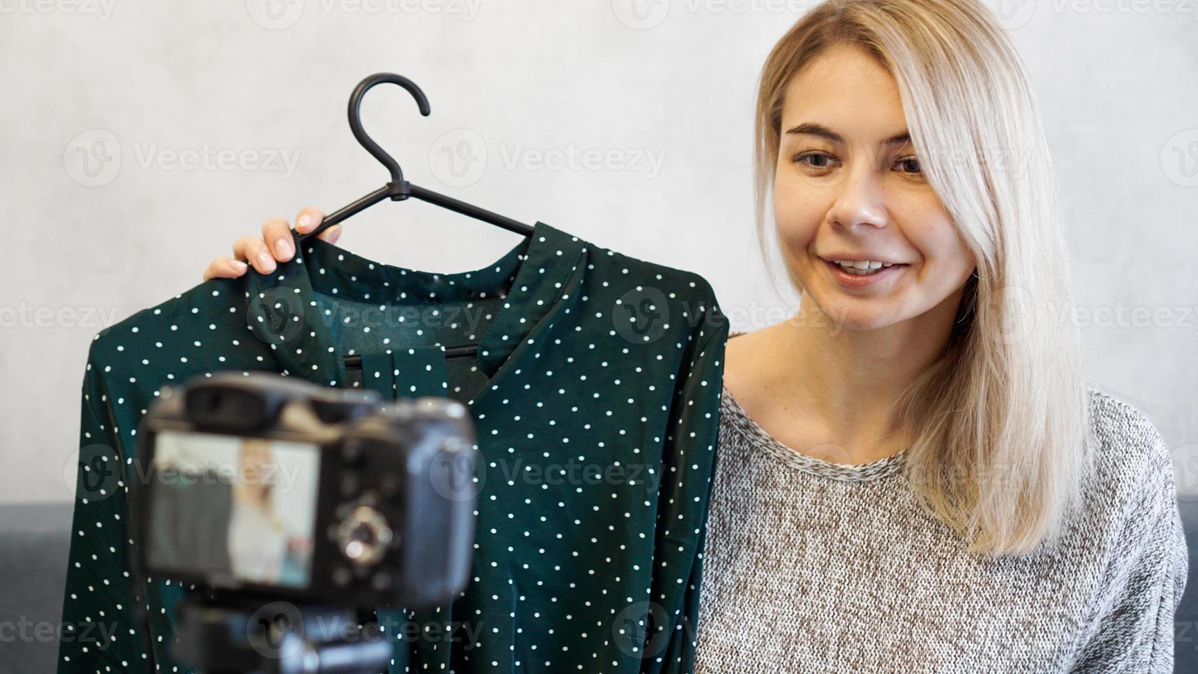 fashion blogger che registra video per blog foto