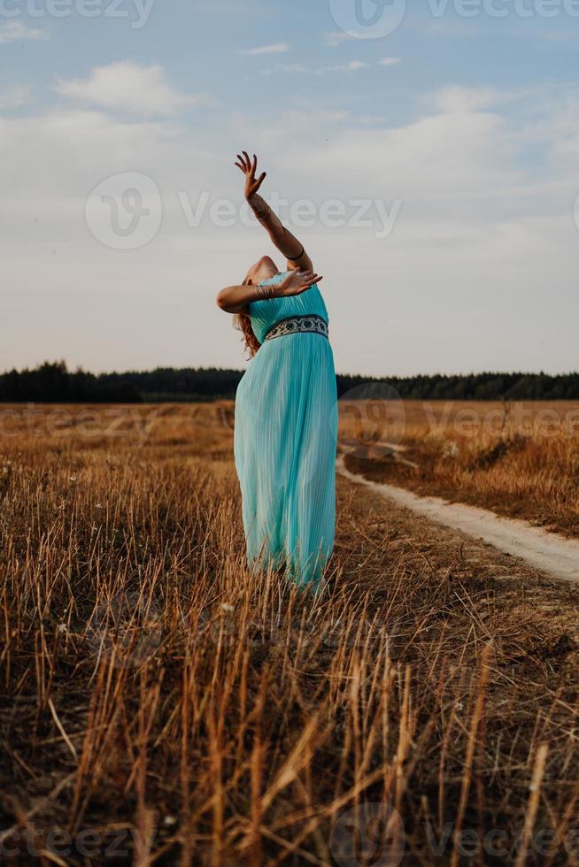 bella giovane donna che balla nel campo foto