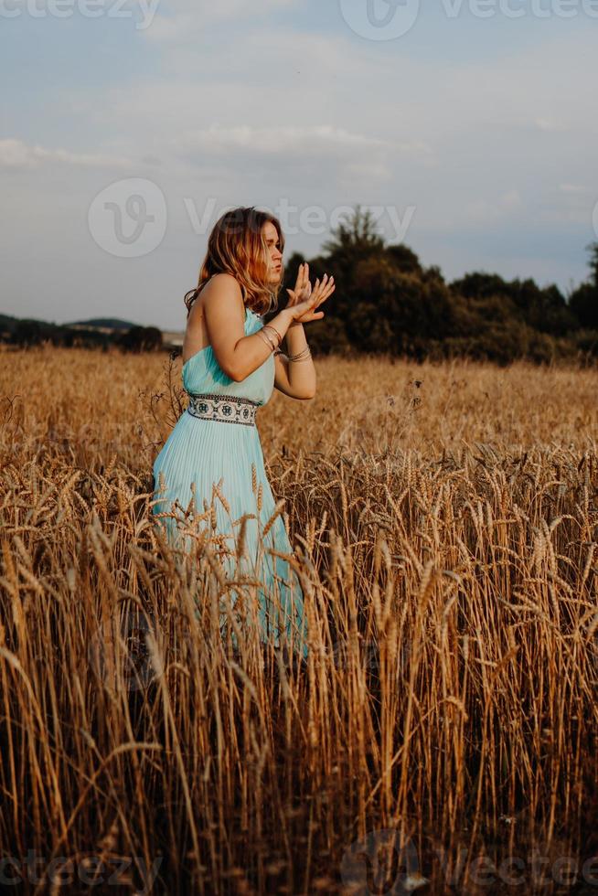 bella giovane donna che balla nel campo foto