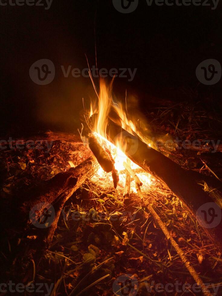 camino con ardente legna da ardere a notte foto
