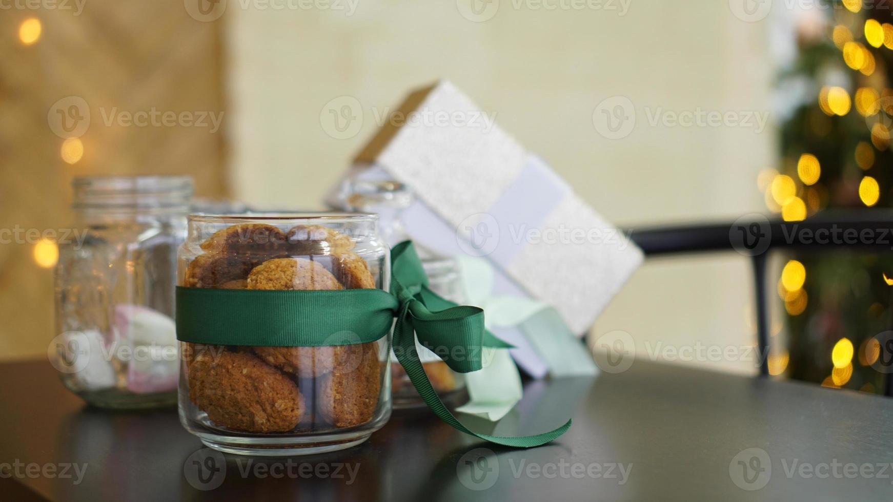 biscotti sani con frutta secca e noci in un barattolo di vetro foto