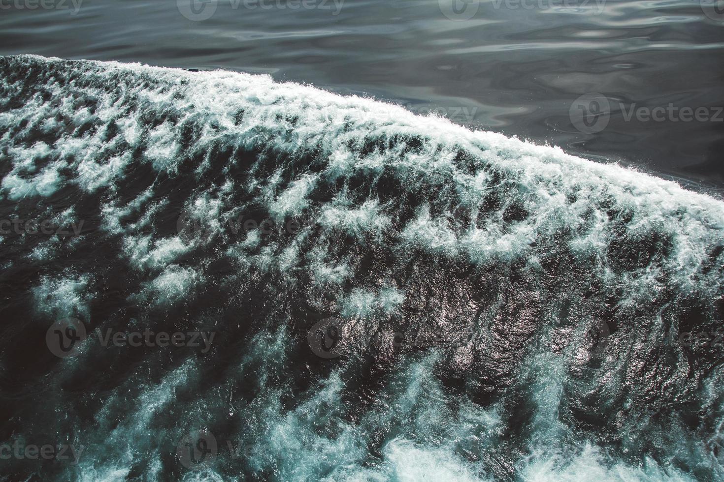 vista aerea alle onde dell'oceano. sfondo blu dell'acqua foto